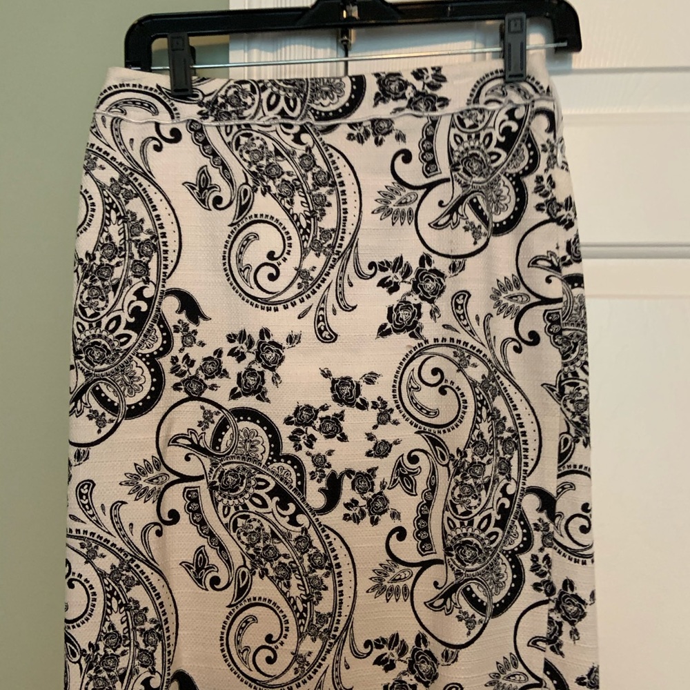 White & black pencil skirt